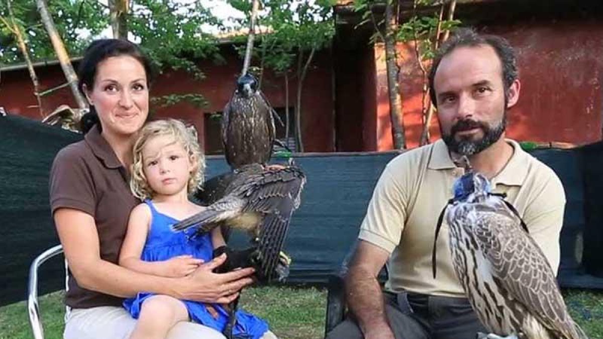 La familia con varias aves durante una estancia en Roma.-ECB