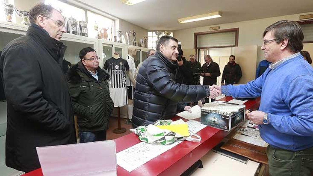 Momento en el que José Luis García entrega los avales recogidos por su candidatura a Luis Mariscal.-RAÚL G. OCHOA