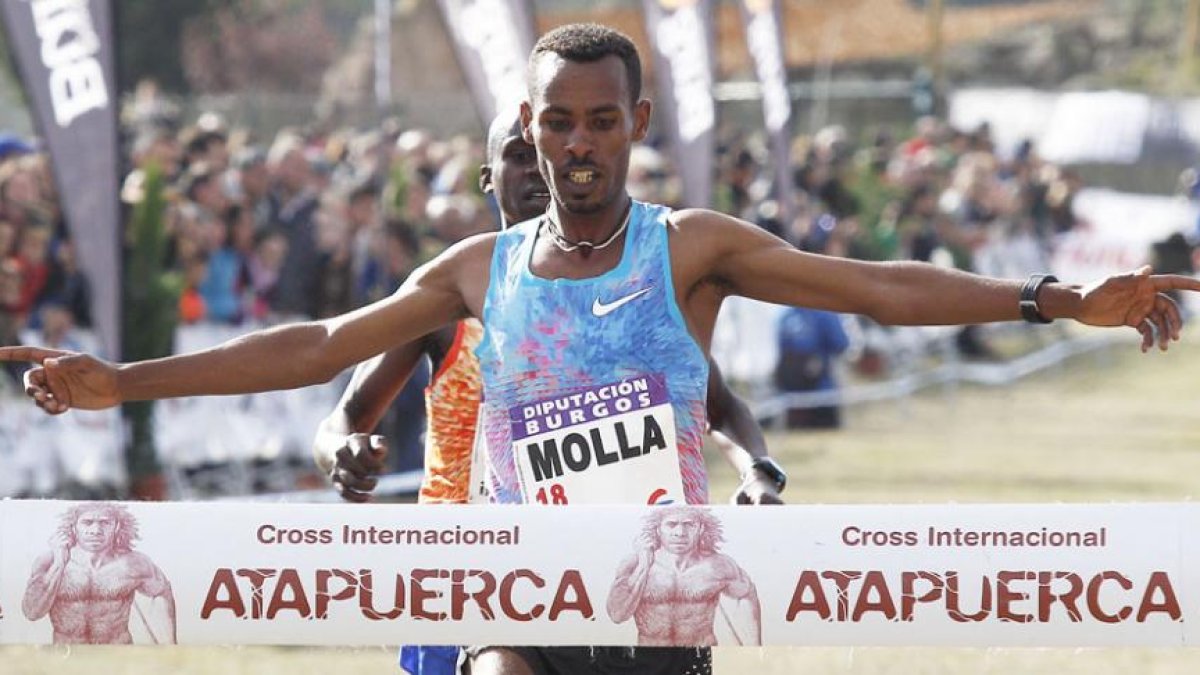 Getaneh Molla atraviesa victorioso la línea de llegada con el joven ugandés Jacob Kiplimo pisándole los talones en el esprint final-Santi Otero
