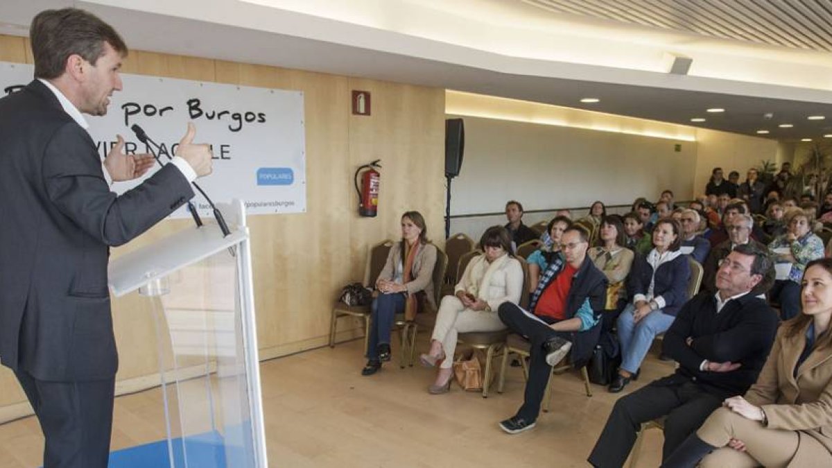 Javier Lacalle en el cierre de campaña con militantes del PP.-SANTI OTERO