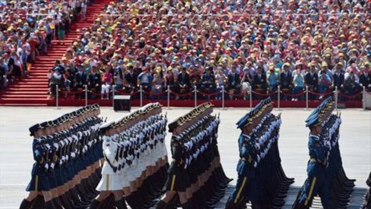 Imagen del espectacular desfile militar en Pekín, este jueves.-AFP/GREG BAKER
