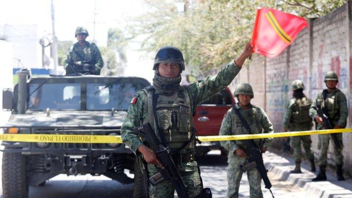 La búsqueda fue coordinada por la Comisión Estatal y protegida por militares del Ejército Mexicano, Policías Federales y policías estatales en camionetas blindadas.-EFE