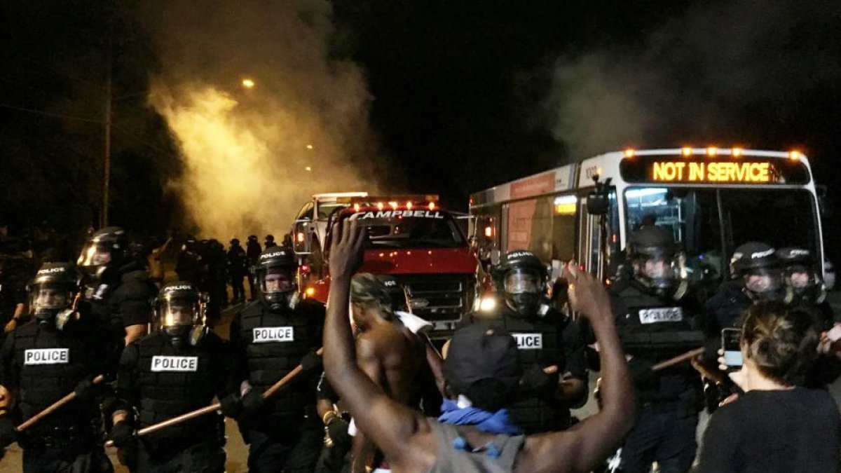 Los manifestantes han bloqueado la carretera durante la protesta por la muerte de Keith Lamont Scott, en Charlotte.-REUTERS