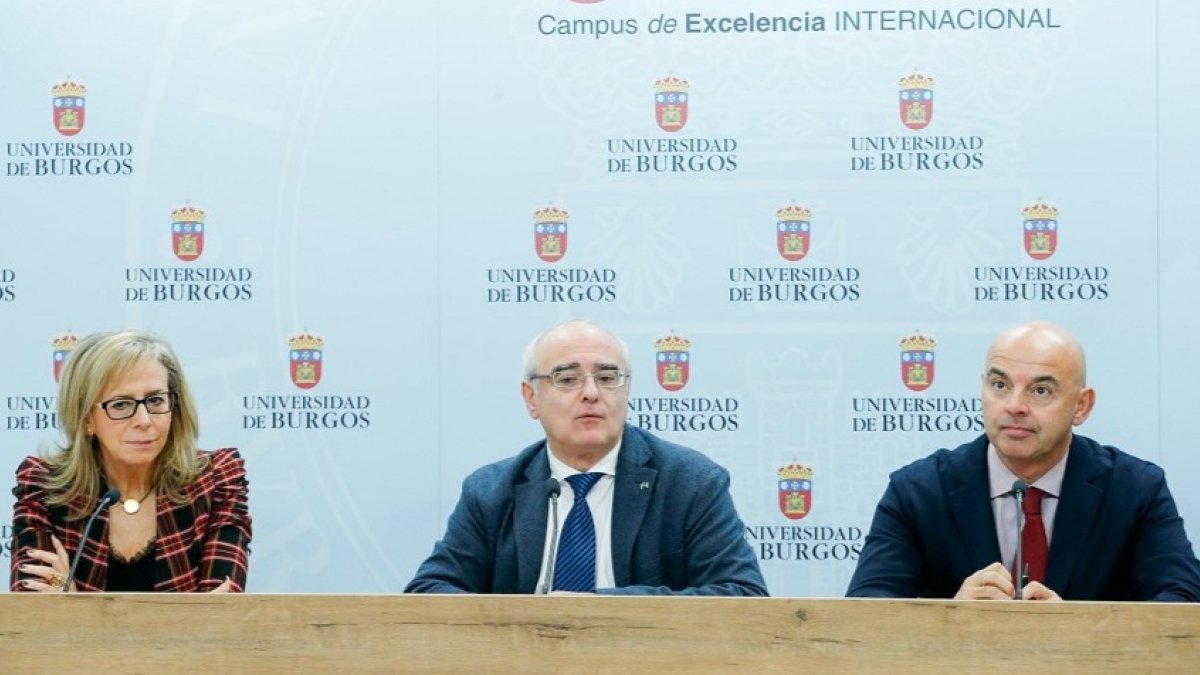 Emiliana Molero (FAE), Gonzalo Salazar (UBU) y Fernando Merino (Banco Santander), en la presentación de Foro de Empleo. SANTI OTERO