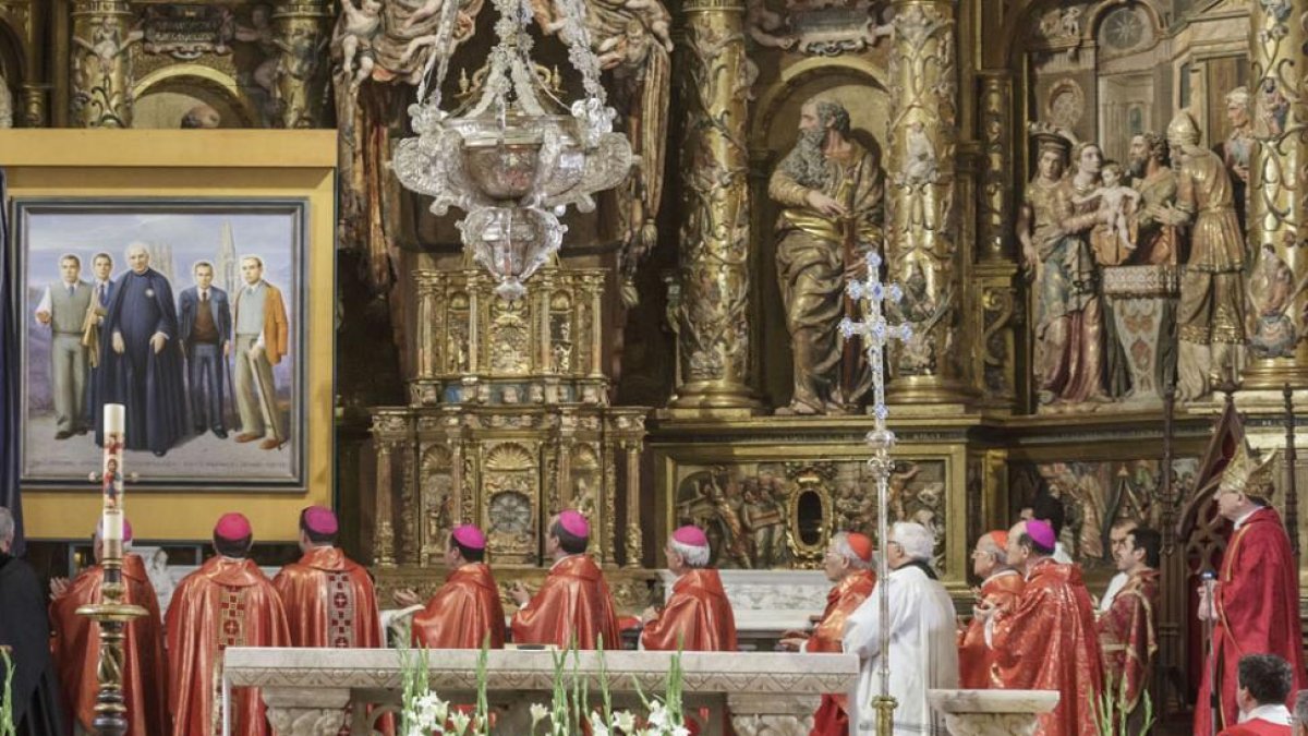 Los representantes de la iglesia contemplan el cuadro de Valentín Palencia y sus alumnos, obra de Cándido Pérez.-SANTI OTERO