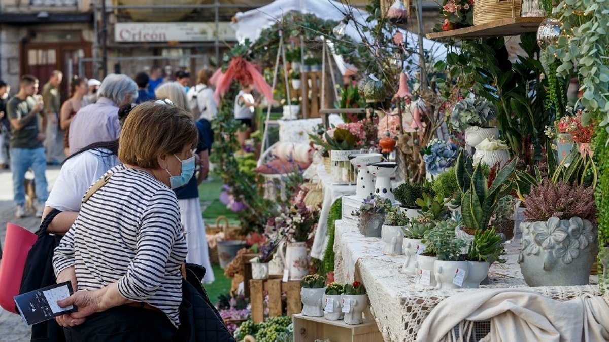 La Fiesta de las Flores de Burgos ya está en marcha tras una semana de preparativos. SANTI OTERO