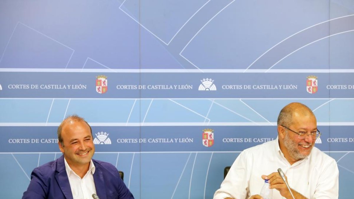 El portavoz adjunto de Ciudadanos en las Cortes de Castilla y León, David Castaño, junto al diputado nacional Francisco Igea (D), ofrecen una rueda de prensa sobre las Unidades de Gestión Clínica.-ICAL