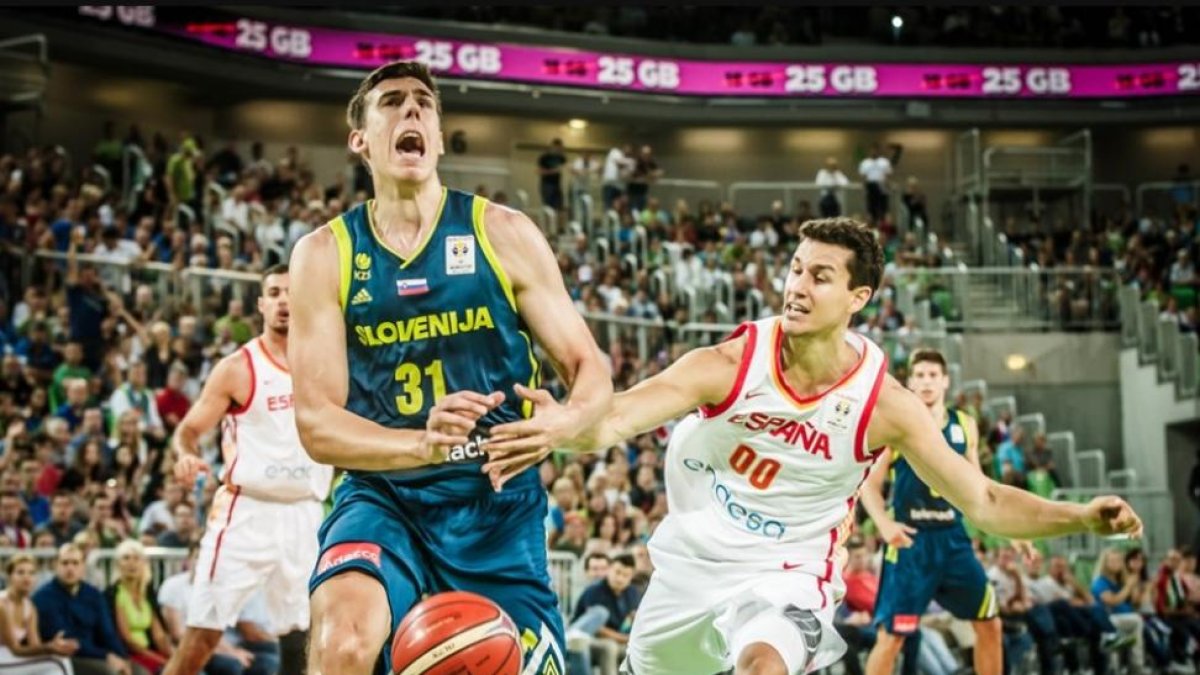 Cancar pierde el balón ante la presión defensiva de Rodrigo San Miguel.-FIBA