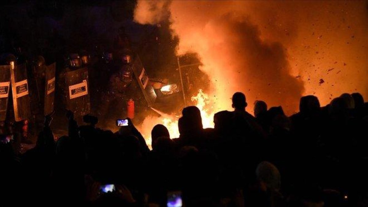 Manifestantes ante la policía en Barcelona.-AFP / LLUÍS GENÉ