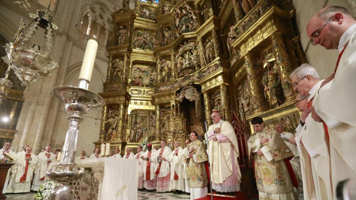 El hasta ahora arzobispo de Burgos, durante la homilía de la misa de acción de gracias celebrada en la nave central de la seo burgalesa.-RAÚL OCHOA