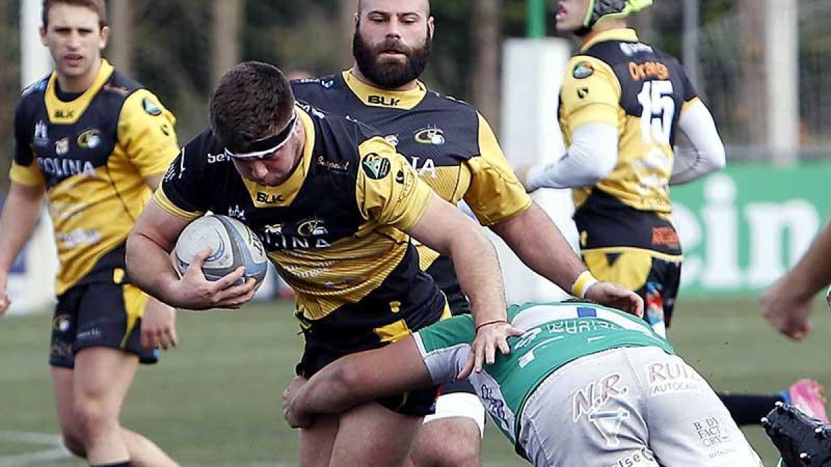 Diego Carvajales salva el placaje de un contrario durante un partido de esta temporada.-ECB