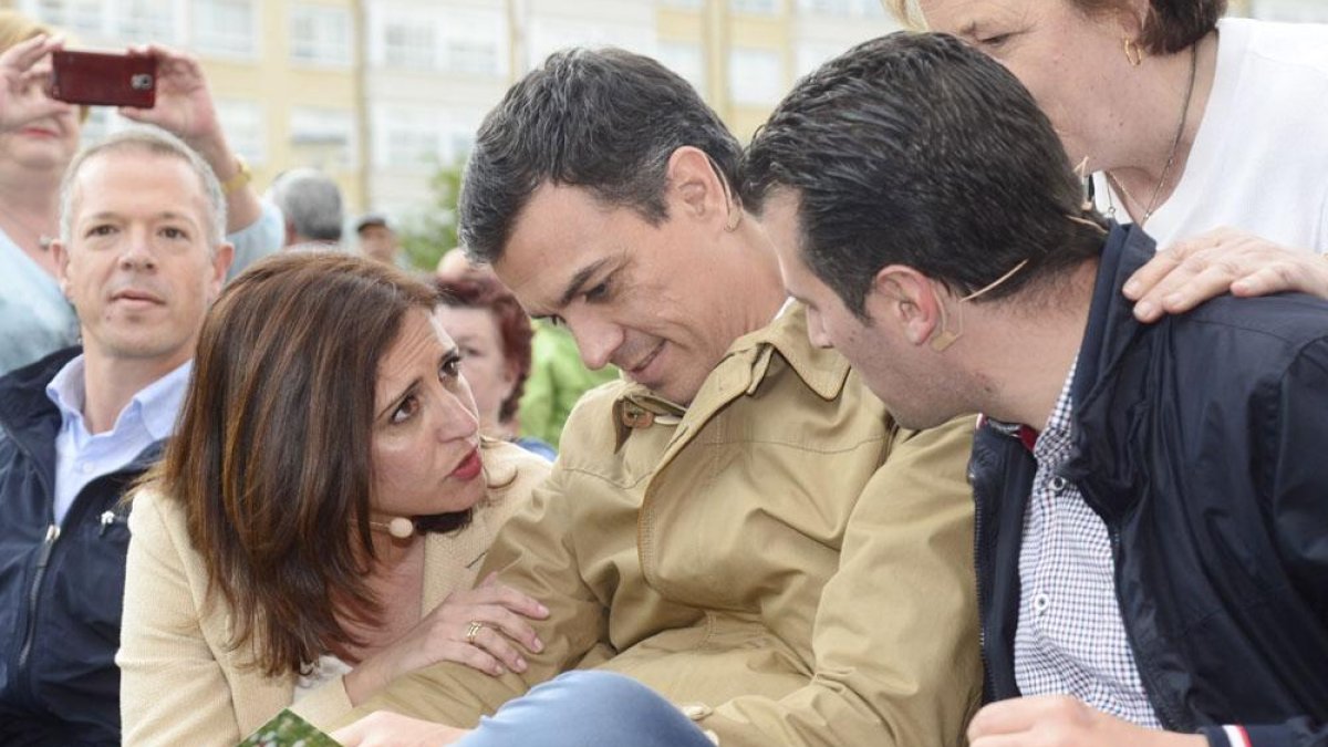 Esther Peña charla con el líder socialista Pedro Sánchez en presencia de Luis Tudanca. De fondo, Ander Gil.-ICAL