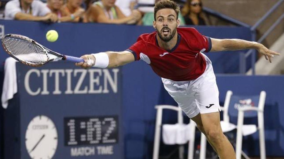Marcel Granollers intenta recibir un servicio de Jo-Wilfried Tsonga en el Abierto de Estados Unidos en Nueva York.-AP / JULIO CORTEZ