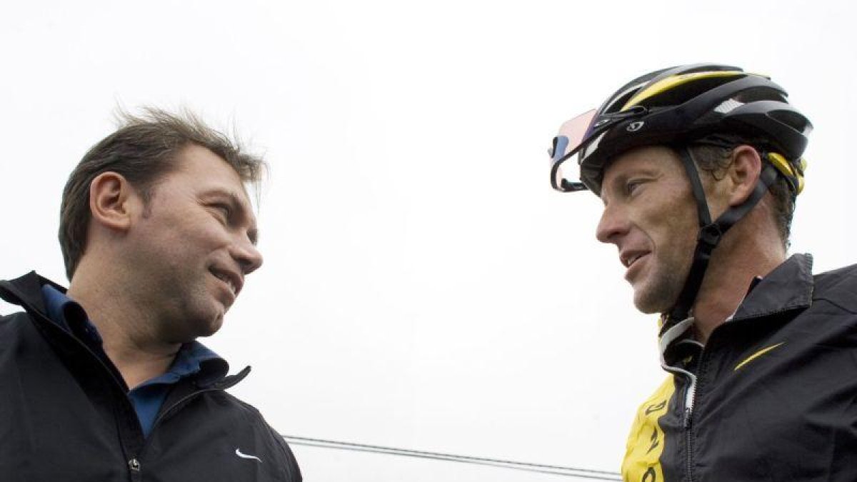Johan Bruyneel (a la izquierda), junto a Lance Armstrong, en una imagen del 2008.-AP