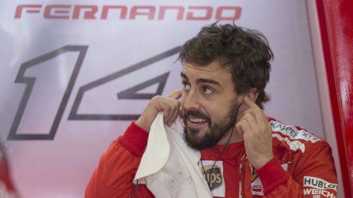 Fernando Alonso, en el box de Ferrari, en el circuito de Interlagos.-Foto: EFE / BOSCO MARTÍN