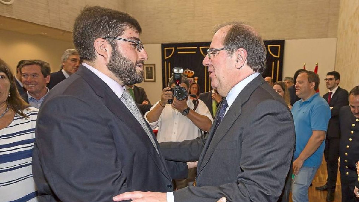 Sánchez Cabrera y Juan Vicente Herrera, al termino de la toma de posición.-Pablo Requejo