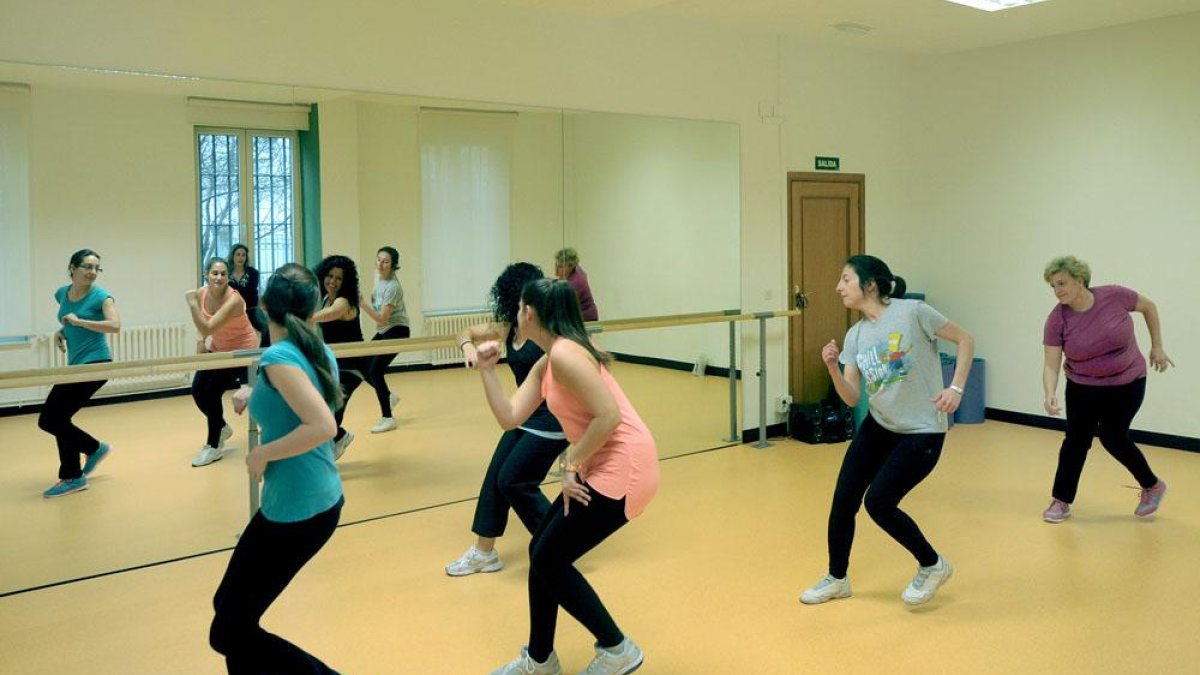 Un grupo de mujeres disfruta de una actividad física en un centro cívico.-ISRAEL L. MURILLO