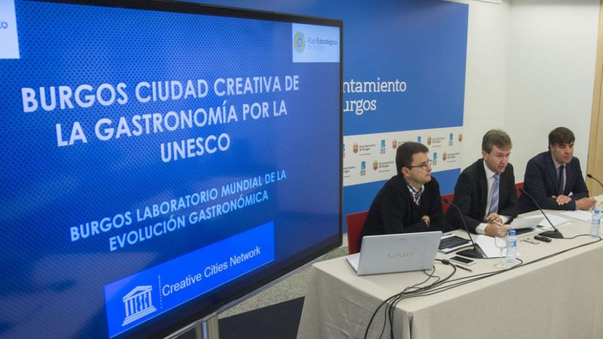 Javier Lacalle, Fernando Gómez y Mario San Juan en la presentación ayer del proyecto que llevan hoy a París.-ICAL