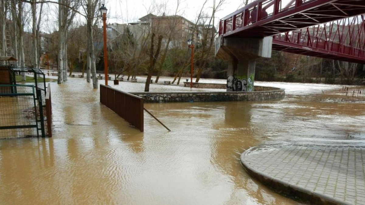 El parque del Barriles de Aranda ayer solo se podía transitar por el puente.-MARIANO ORTIZ