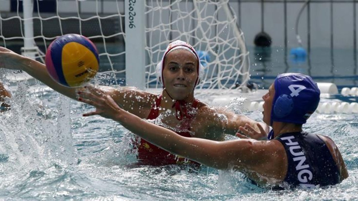 eatriz Ortiz (i) de España ante Hanna Kisteleki (d) de Hungría durante el partido de waterpolo de los Juegos Olímpicos Río.-EFE / ELVIRA URQUIJO
