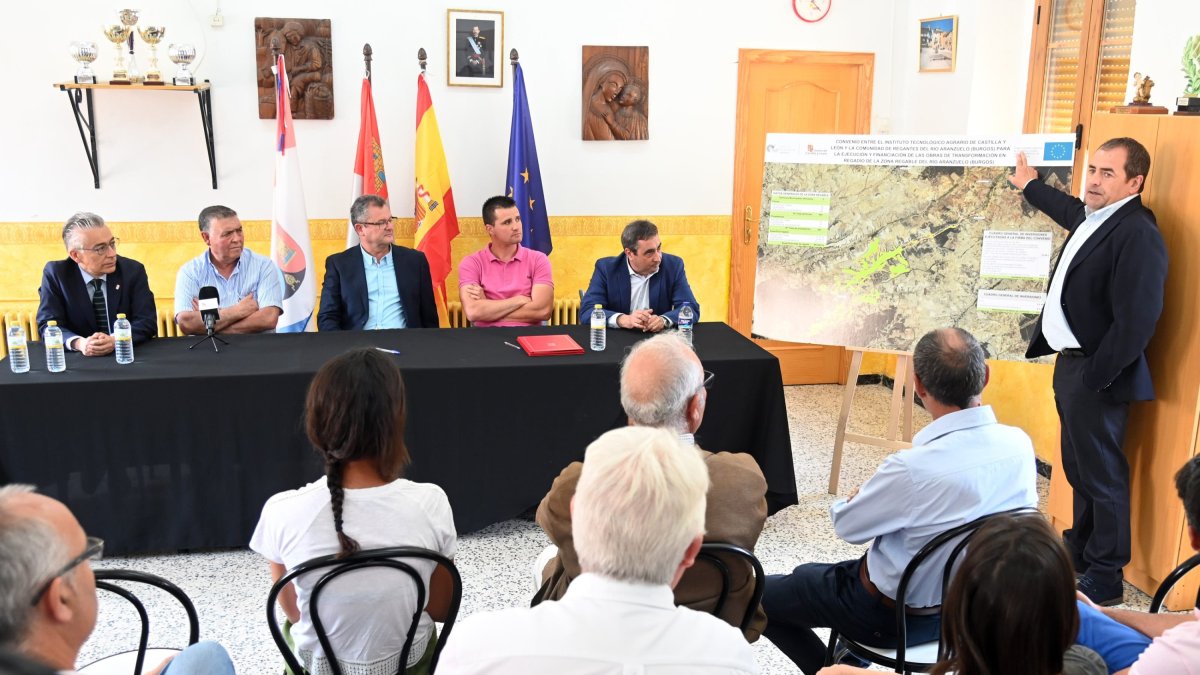 El consejero de Agricultura, Ganadería y Desarrollo Rural, Gerardo Dueñas, abogó hoy en Hontoria de Valdearados. ICAL