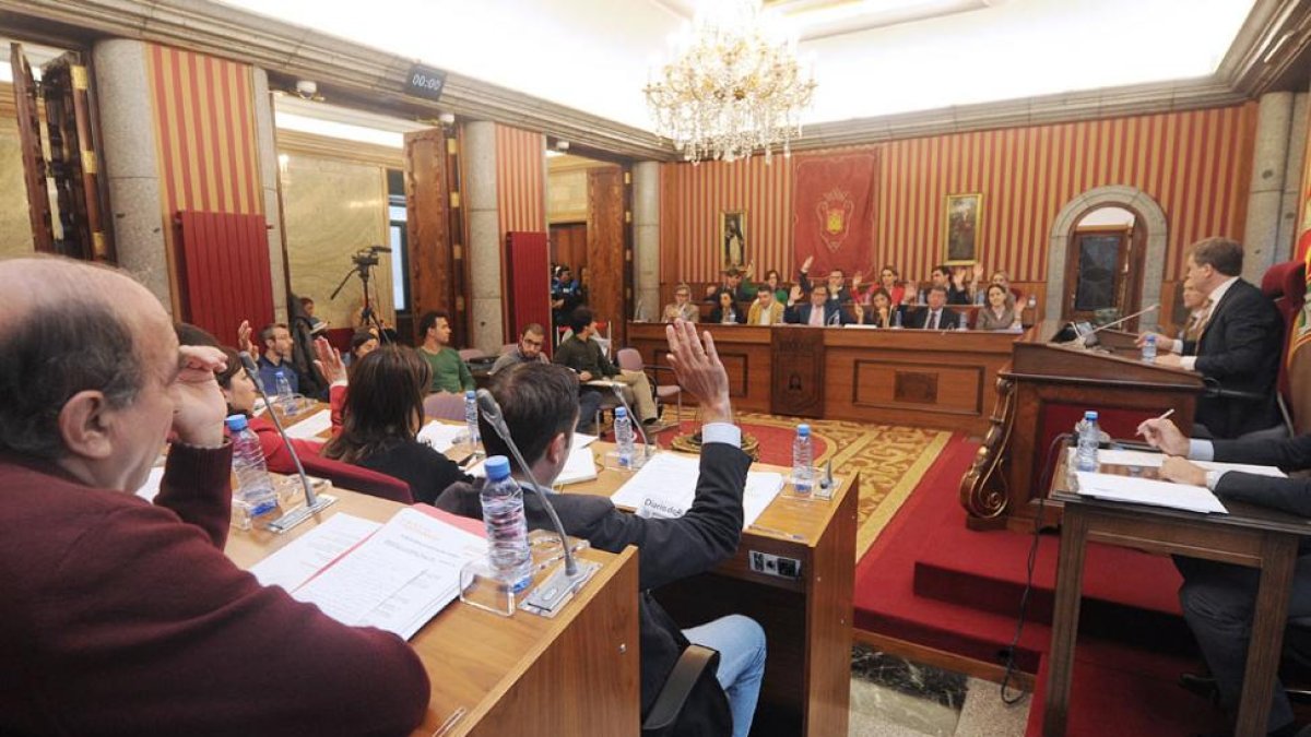 En la imagen un momento de votación de las tasas municipales en el pleno de ayer.-ISRAEL L. MURILLO