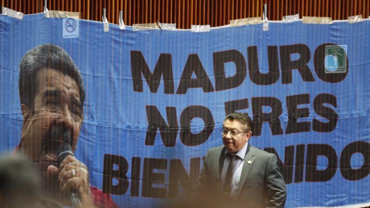 La tensión desencadenada por la invitación al mandatario también se vislumbró dentro del Congreso, donde legisladores del conservador Partido Acción Nacional colgaron una pancarta que rezaba Maduro, no eres bienvenido.-AP