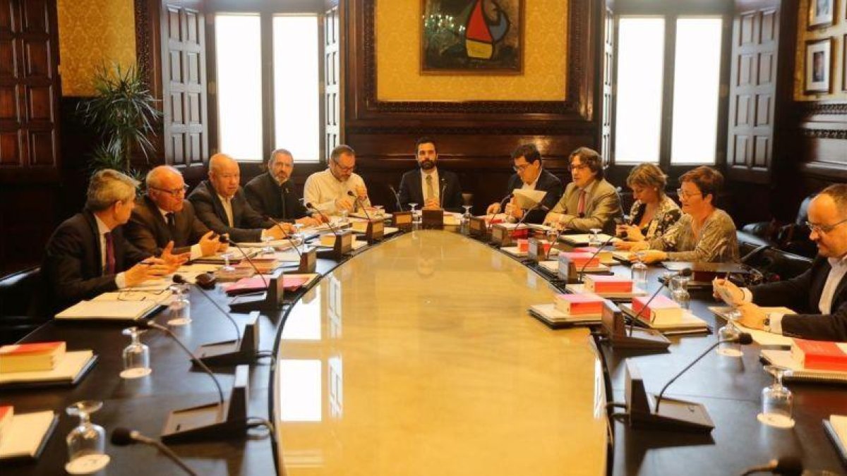 La Mesa del Parlament reunida esta mañana.-DANNY CAMINAL