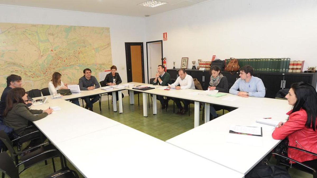 Los integrantes de la comisión de los fondos europeos, ayer, en la sede del Servicio de Autobuses.-ISRAEL L. MURILLO
