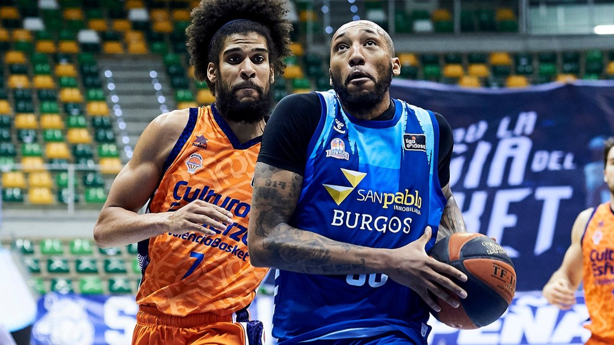 Horton supera en velocidad al jugador del Valencia Labeyrie. B. B. HOJAS / SPB