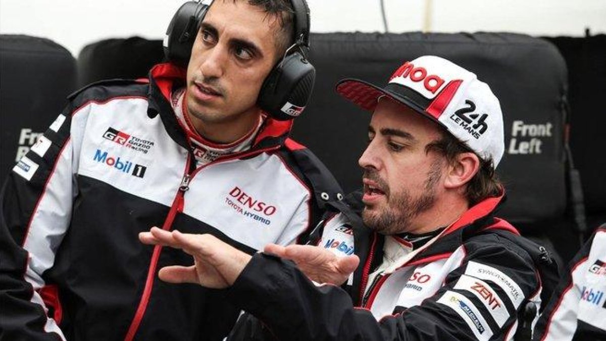 Fernando Alonso dialoga con uno de los ingenieros de pista del equipo Toyota, en el último entrenamiento de ayer en Le Mans.-EFE / JAMES MOY