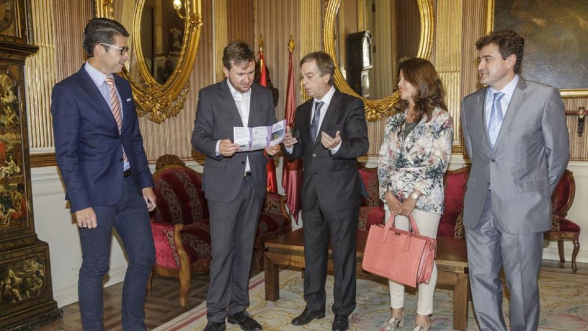 El alcalde con el consejo regional.-SANTI OTERO