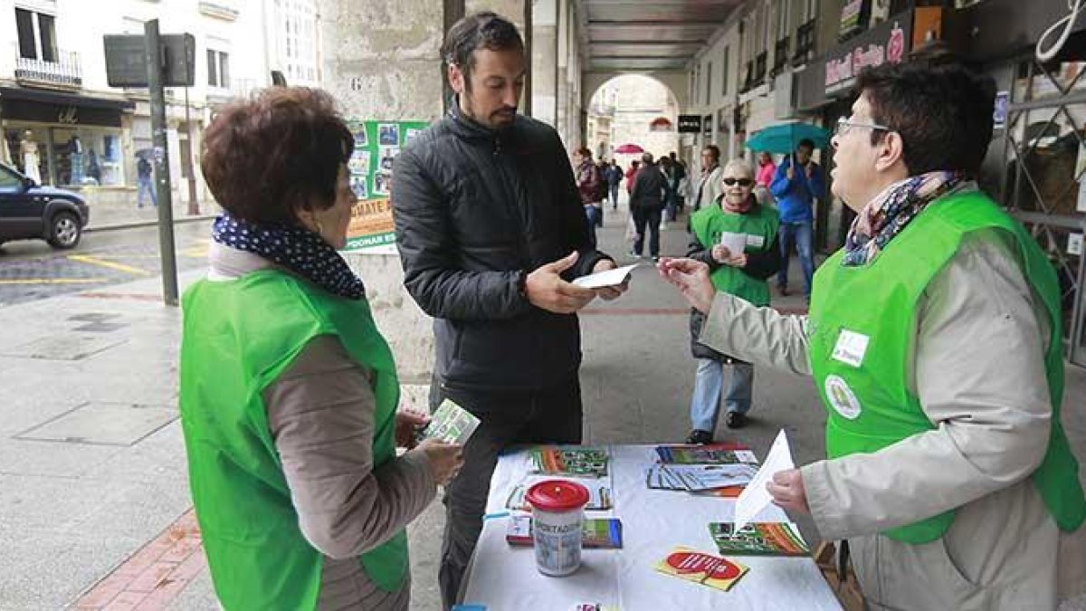 Alcer Burgos instaló tres mesas informativas en la capital burgalesa para concienciar sobre la donación de órganos.-RAÚL G. OCHOA