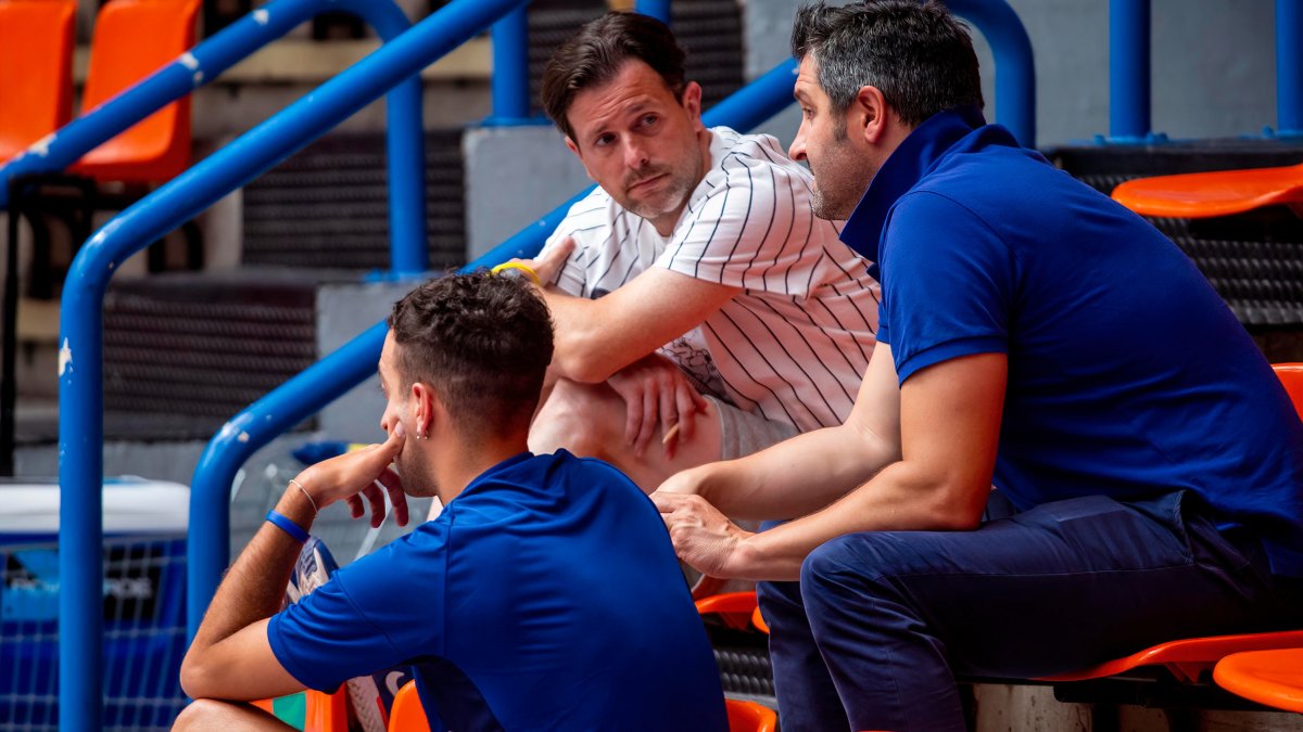 José Luis Cubillo charla con el director deportivo del Hereda San Pablo, Albano Martínez, durante el entrenamiento de esta mañana del primer equipo en presencia del delegado, Raúl Santamaría. SANTI OTERO