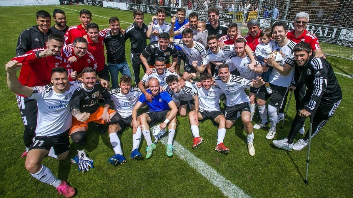 Plantilla y cuerpo técnico del Burgos CF Promesas celebra la permanencia tras vencer al Náxara. TOMÁS ALONSO