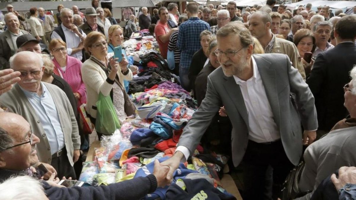 El líder del PP, Mariano Rajoy, durante un paseo electoral este lunes en Santa Comba (A Coruña), en apoyo de la candidatura de Alberto Nuñez Feijóo.-EFE/Lavandeira jr