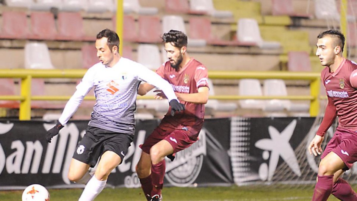 Carlos Álvarez fue el autor del tercer tanto (desde el punto de penalti) en el choque de ida en El Plantío-I. L. Murillo
