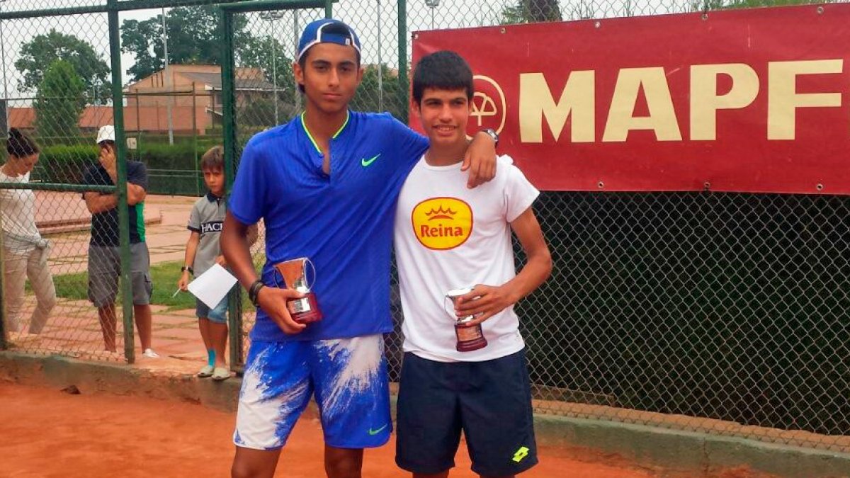Nicolás Álvarez posa con Carlos Alcaraz en el Campeonato de España cadete de 2017. BLOG DE NICOLÁS ÁLVAREZ