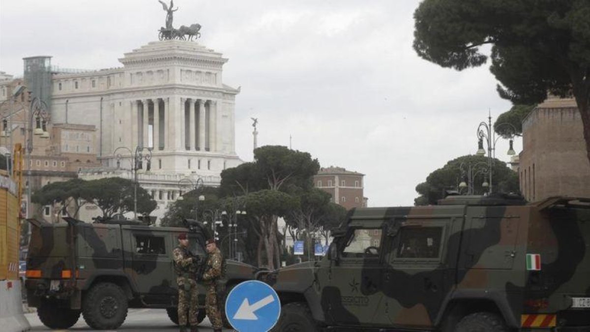 Más seguridad en las calles de Roma por los actos de aniversario del Tratado de Roma.-AP / GREGORIO BORGIA