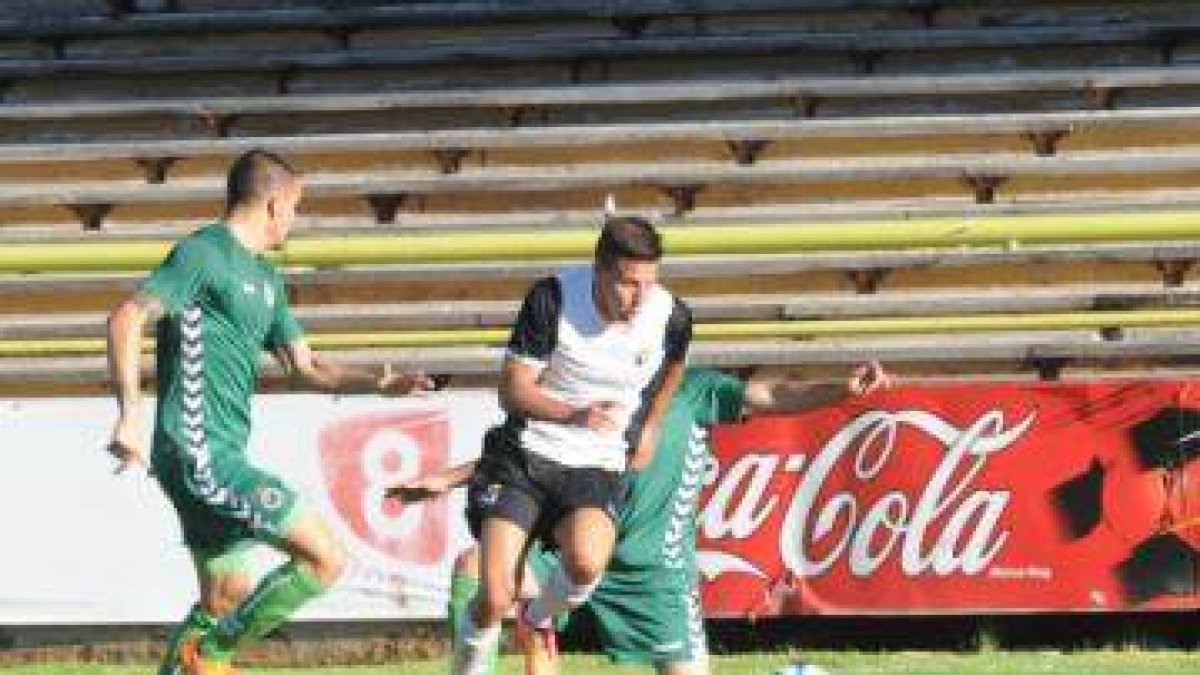 José Fran se va de dos contrarios en el choque que disputó el Burgos CF ante el Racing de Santander.-ISRAEL L. MURILLO