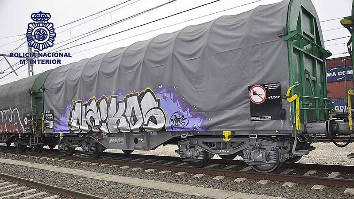 Los vagones de los trenes de mercancías acababan en este estado después del paso de los grafiteros.-ECB