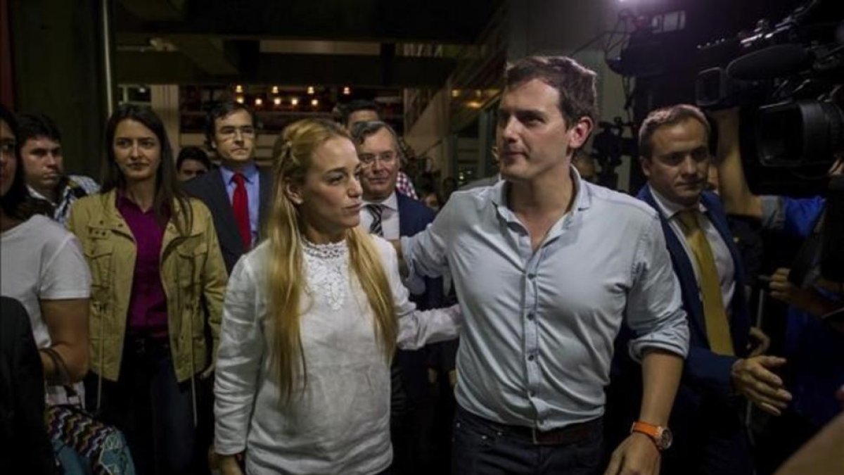 Lilian Tintori, la esposa del opositor encarcelado Leopoldo López, recibe a Albert Rivera este martes a su llegada a Venezuela.-EFE / MIGUEL GUTIÉRREZ