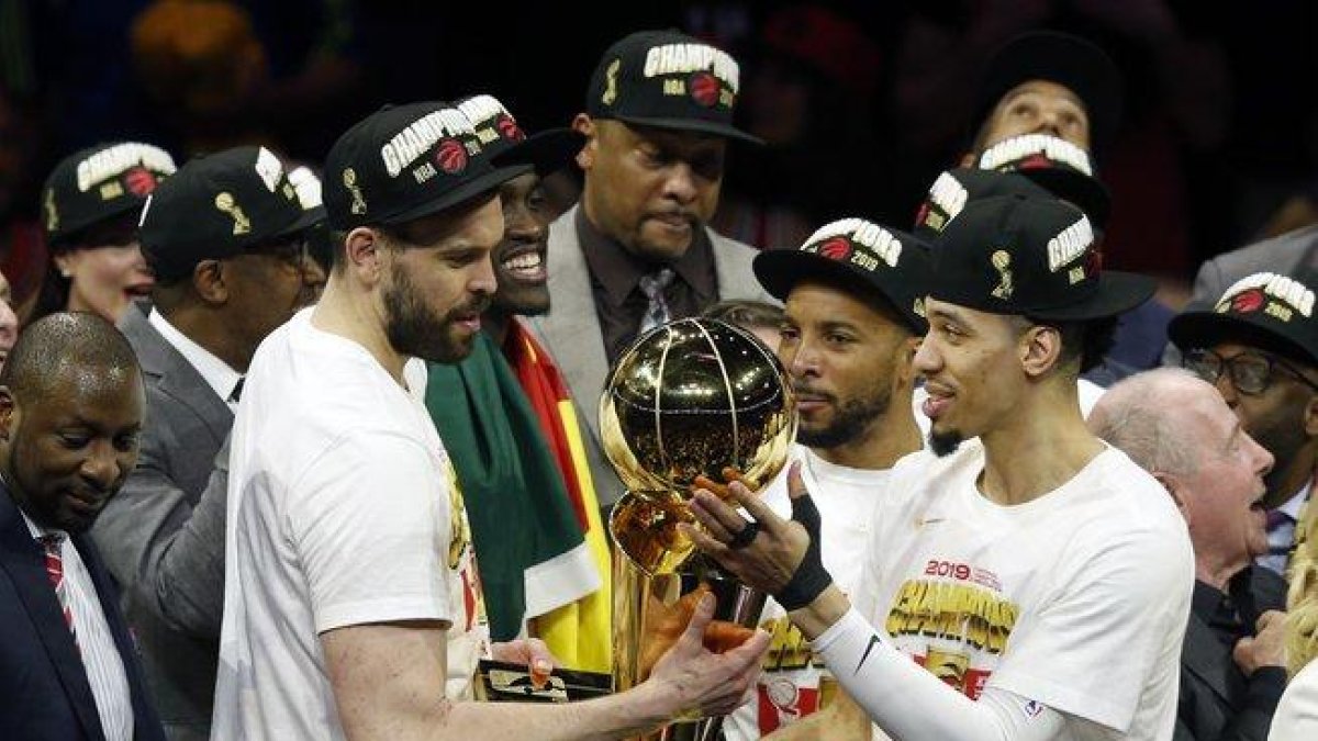 Marc Gasol y Danny Green, con el trofeo de campeones de la NBA.-GETTY IMAGES NORTH AMERICA