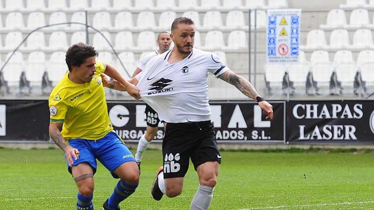 Un jugador de Las Palmas Atlético agarra de la camiseta para frenar una jugada de Borja Sánchez-Israel L. Murillo