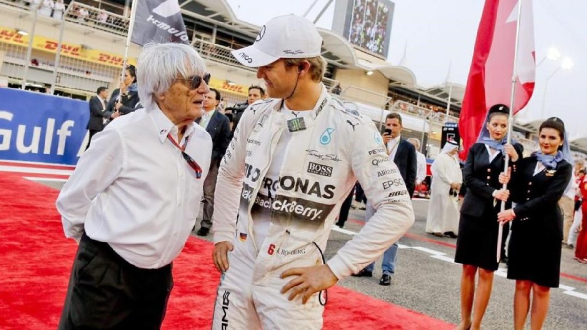 Bernie Ecclestone con Nico Rosberg, en Baréin.-EFE / SRDJAN SUKI