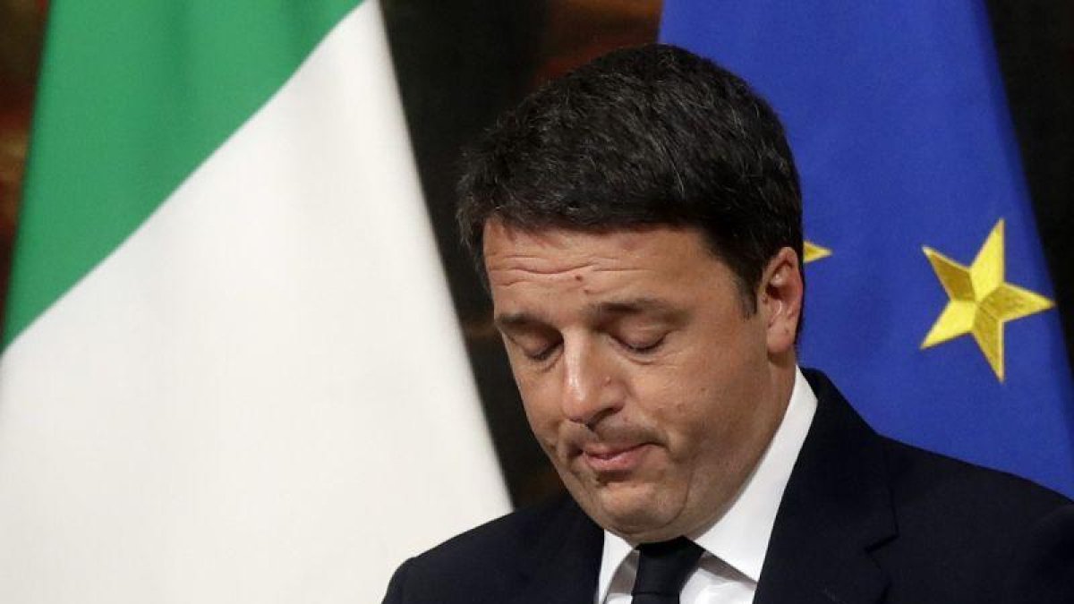 El exprimer ministro, Matteo Renzi, en la rueda de prensa donde anunció su renuncia.-AP / GREGORIO BORGIA