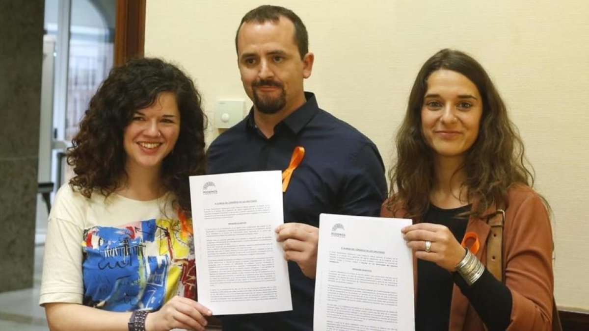 Los diputados de Podemos presentan las iniciativas sobre medios de comunicación, en el Congreso.-EFE