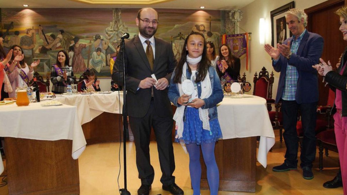 La atleta infantil Ángela Pérez fue la primera en recibir las distinciones en la recepción oficial de la festividad de Santa Casilda.-G.G.