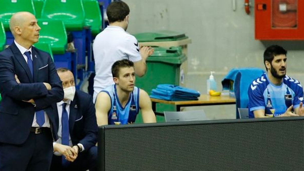 Joan Peñarroya durante el partido ante el GBC en el Coliseum. SANTI OTERO