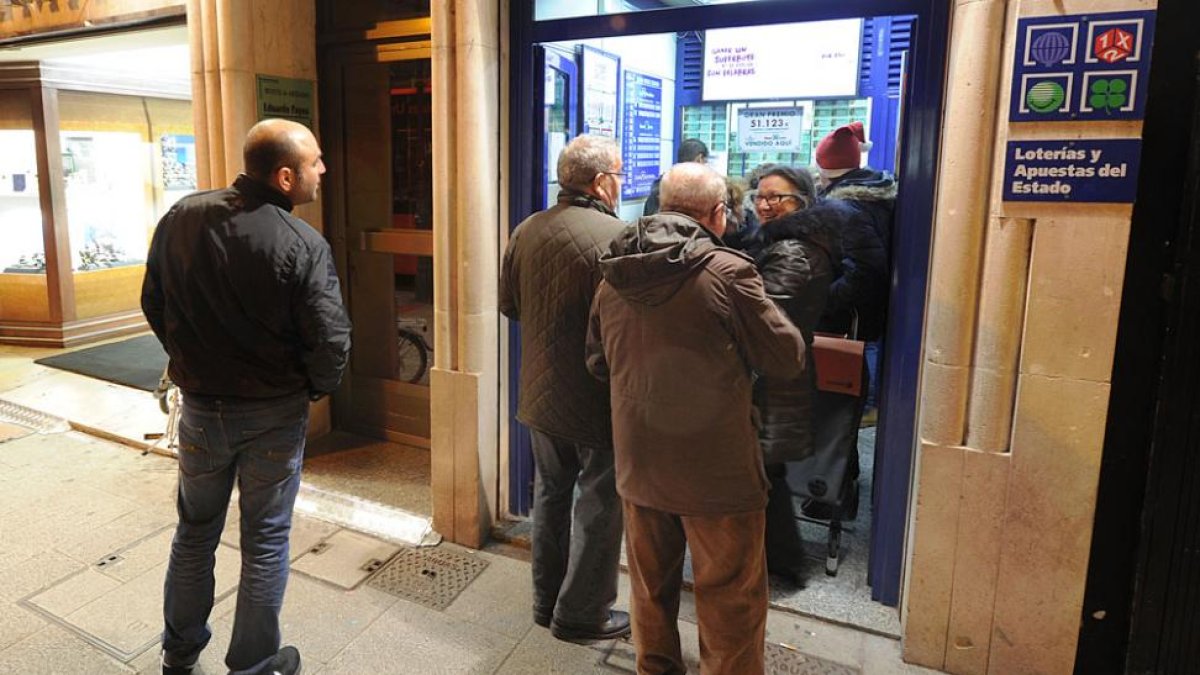 Colas en la lotería Don Pepe de la calle Avellanos ayer por la tarde.-ISRAEL L. MURILLO